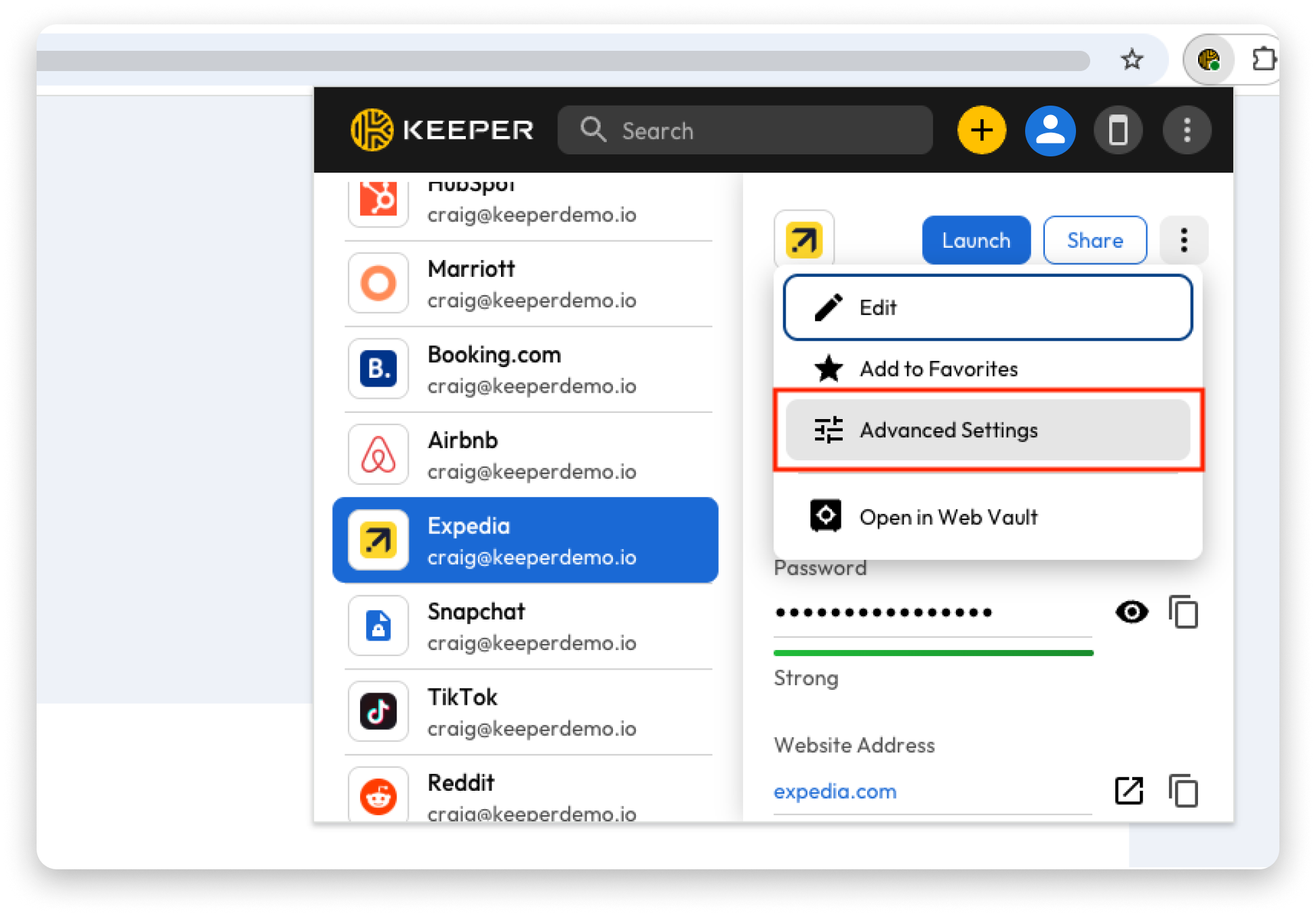 Keeper 浏览器扩展界面的屏幕截图,显示选定为 Expedia 的登录信息。 右侧的下拉菜单已打开,显示选项,包括“编辑”、“添加到收藏夹”和“在网络保险库中打开”。 “高级设置”选项用红色边框突出显示。 在菜单下方,密码详细信息和网站地址 "expedia.com" 部分可见。