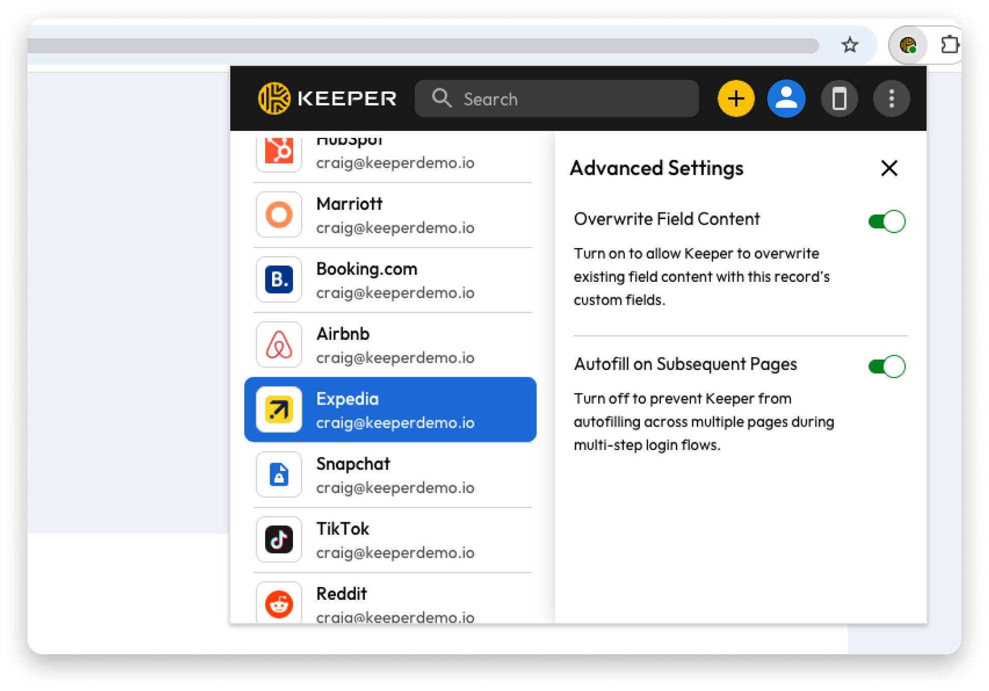 Keeper 浏览器扩展程序的屏幕截图,其中“高级设置”面板打开,用于查找 Expedia 登录记录。 显示了两个切换选项:“覆盖字段内容”,允许 Keeper 覆盖现有的字段内容,以及“在后续页面上自动填充”,可在多步骤登录流程中自动填充。 两个开关都已打开。 您选择的 Expedia 登录信息在左侧栏中以蓝色突出显示。